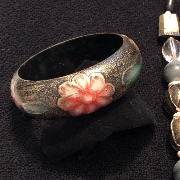 Vintage Romantic Floral Wood & Resin Necklace with Matching Bracelet & Earrings - Picture 7 of 7